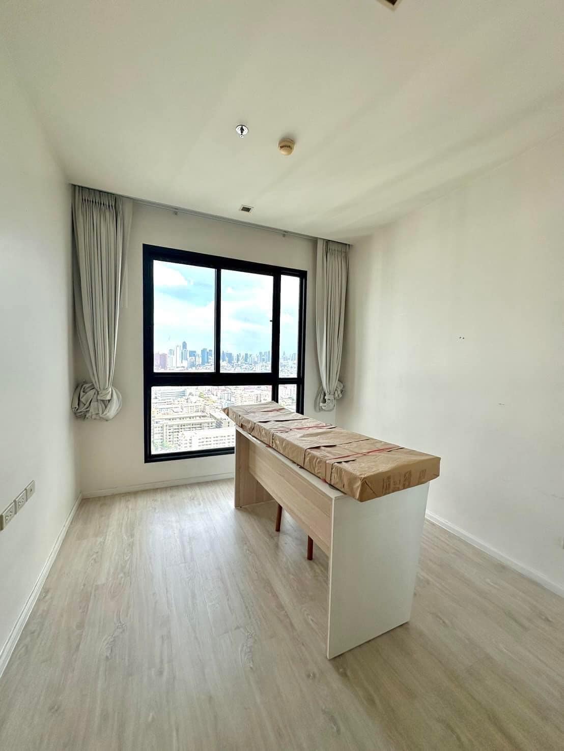 (CRH-75) Quinn Condo Ratchada, MRT Sutthisan 200 m. 2bed 1bath 70sqm. 27FL