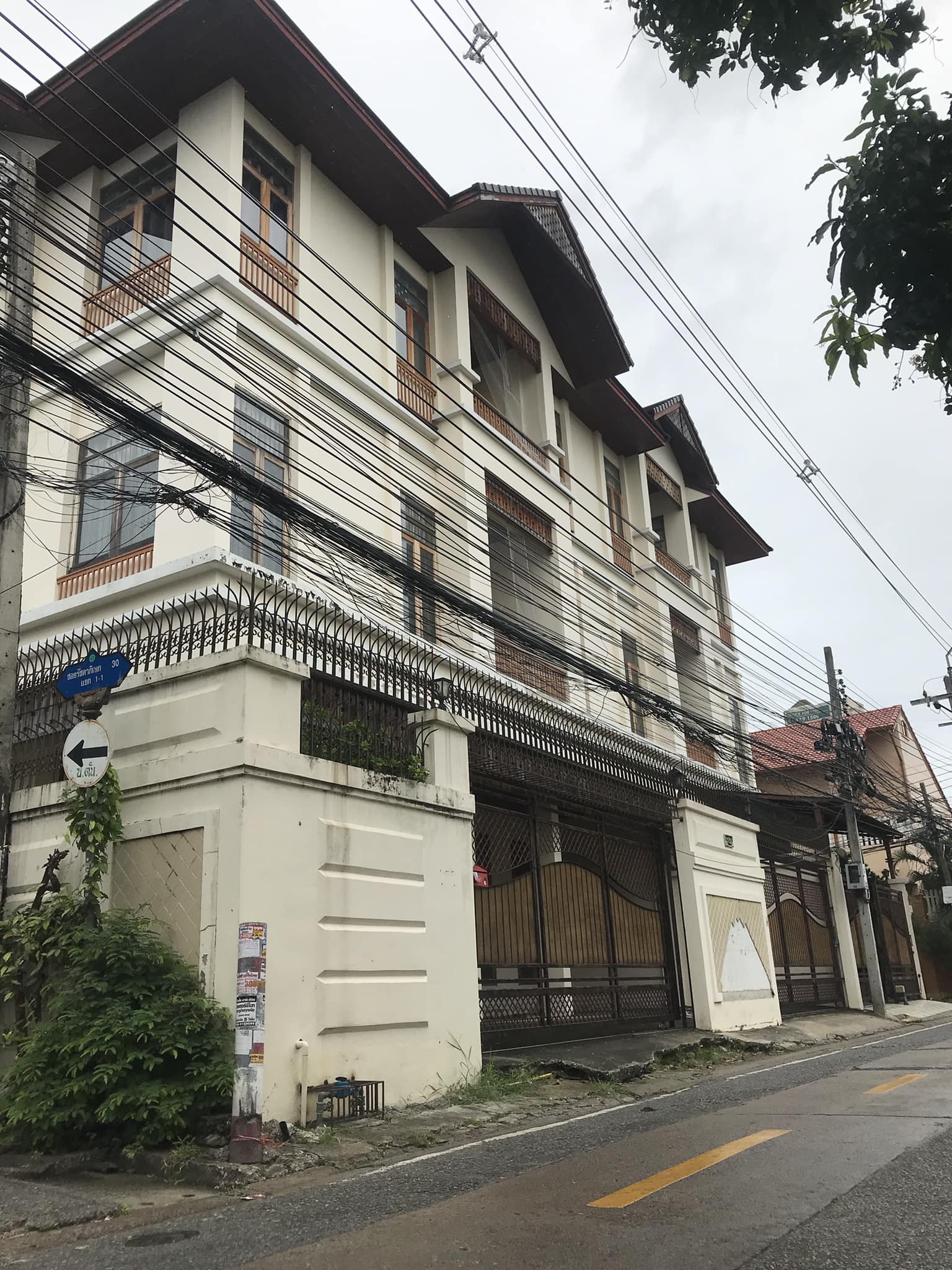 (VSM-871) 3- story Single home at Ratchada soi 30 yek 1-1 , 1056.8sqm 5bed 5bath