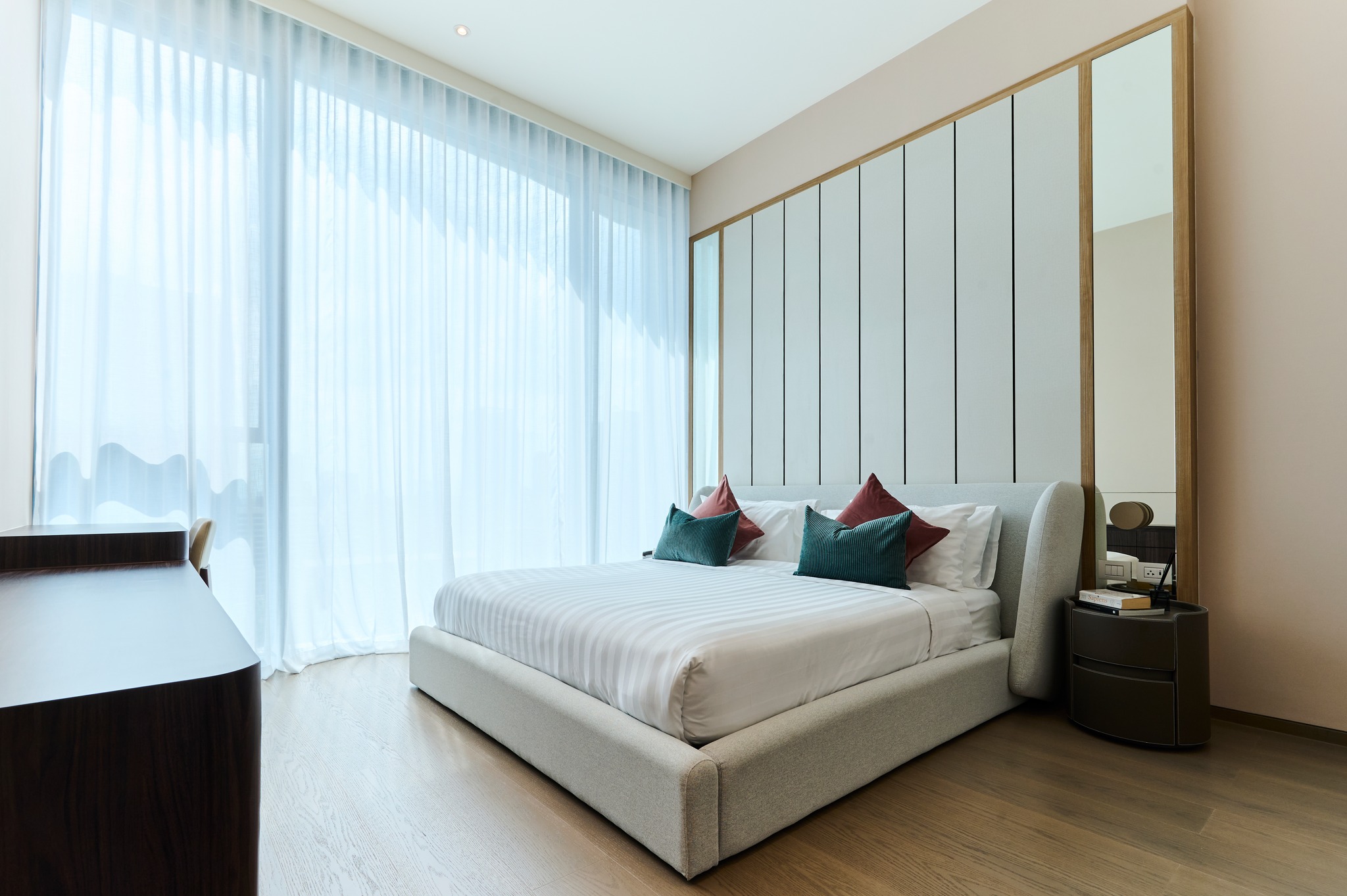 (CRF-30),Scope Langsuan,Near BTS Ploenchit , 85sqm 1bed 2bath 22FL