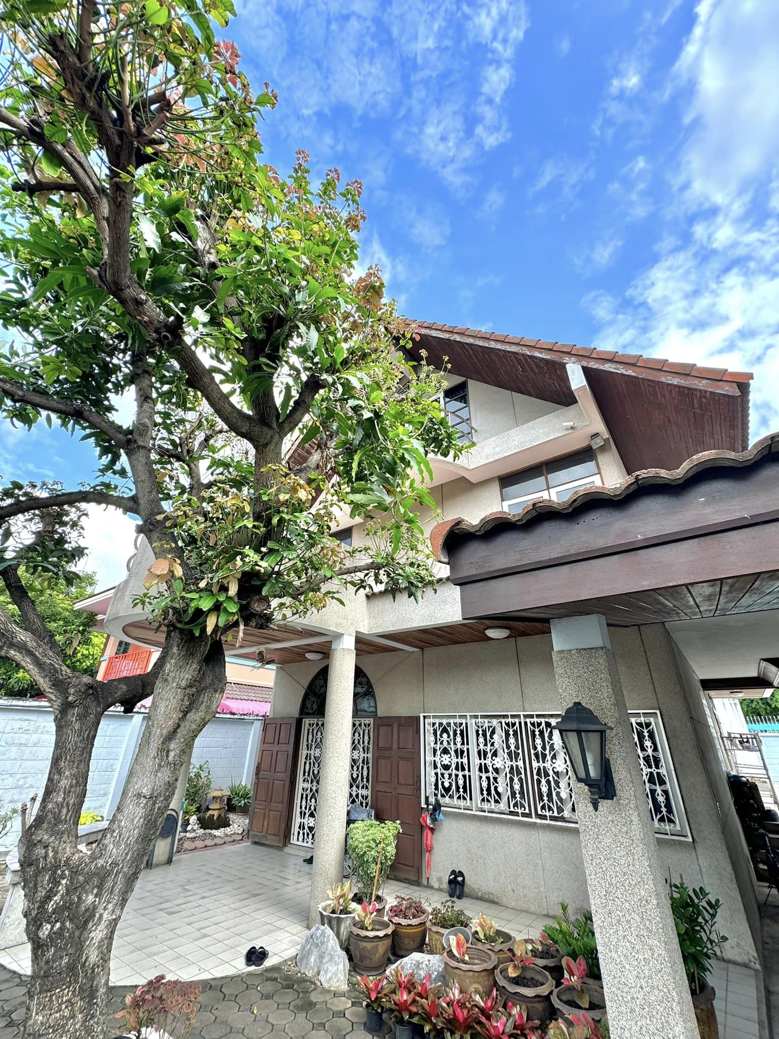 (VSA-673)House at Naradhiwas Rajanagarindra 18,BRT Chan road 4bed 3bath 96sqWa 3FL